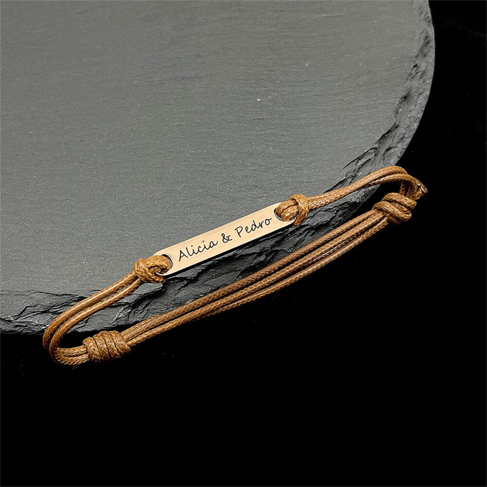 Bracelet tissé en corde avec plaque gravée