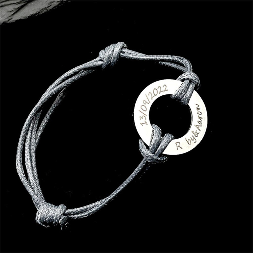 Bracelet en corde avec amulette ronde gravée