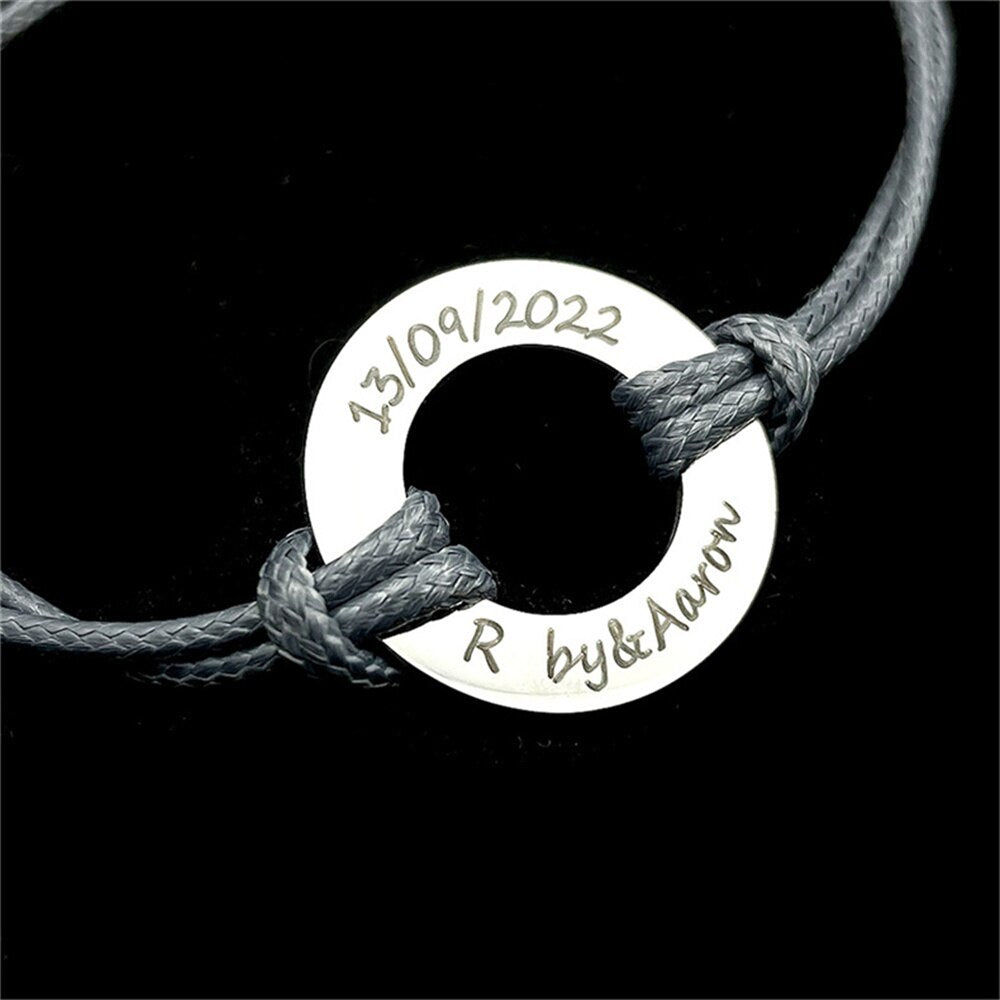 Bracelet en corde avec amulette ronde gravée