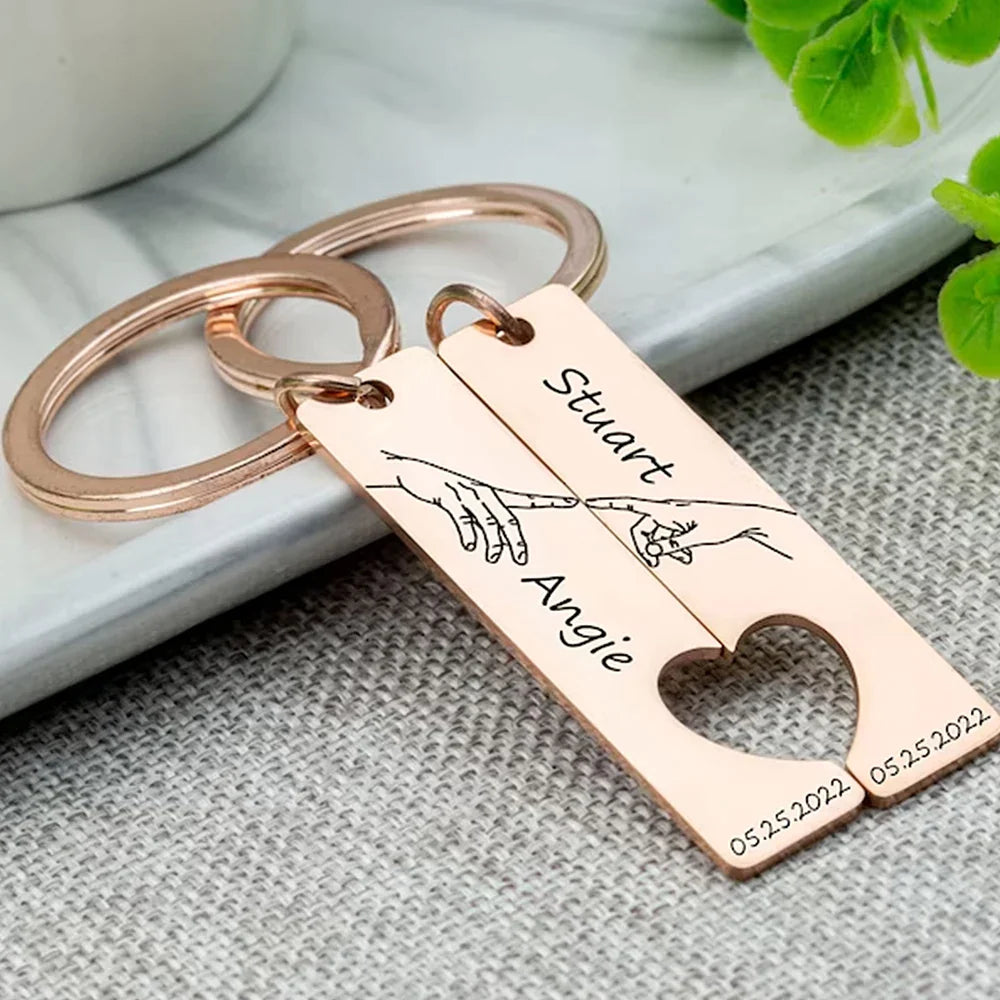 Porte-clés avec noms ou dates gravés en couple avec ouvre-bouteille en forme de cœur