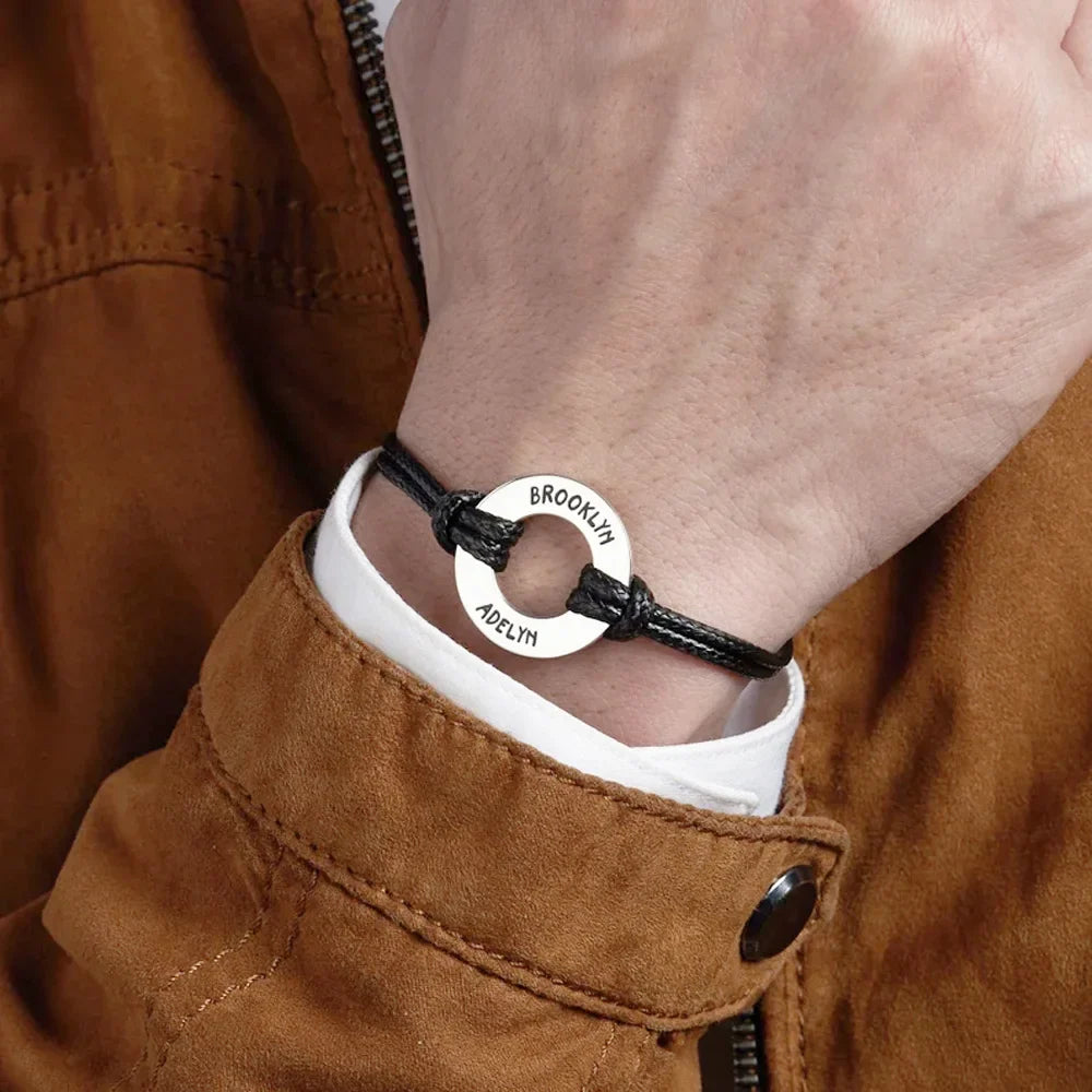 Bracelet réglable gravé avec breloque anneau rond